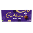 Cadbury - Barre de chocolat geant Dairy Milk - 850 g-Une tablette de chocolat Dairy Milk mesurant 42 cm de largeur est un excellent cadeau chocolate pour les amis et la famille. Le chocolat le plus riche et le plus cremeux jamais fabrique par Cadbury.