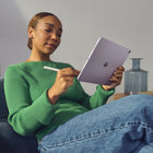 Apple - iPad Air 11 po, Écran Liquid Retina, Wi-Fi, puce M2, 128 Go, Bleu-iPad Air est doté d’une caméra avant ultra grand-angle paysage 12 Mpx avec Cadrage centré, idéale pour les visioconférences et les selfies spectaculaires en mode Portrait. La caméra arrière grand-angle 12 Mpx avec flash True Tone est parfaite pour la photo et les vidéos 4K. Et côté audio, deux micros de qualité studio et des haut-parleurs stéréo en mode paysage créent un son limpide