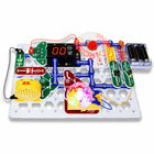 Elenco 9SCA200 Snap Circuits : kit d'arcade-Contrairement aux kits électroniques traditionnels, aucune soudure ni aucun outil n'est requis ! Le numéro et les pièces codées par couleur s'assemblent en un clin d'œil sur la grille en plastique incluse. Structurés comme un jouet de construction et pratiques du début à la fin, les kits Snap Circuits sont le meilleur moyen de favoriser un amour permanent des circuits et de la construction chez n'importe quel enfant ! Piles requises