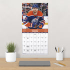 DateWorks - Calendrier Mural 16 Mois 2025 Edmonton Oilers - 12 po x 12 po - Bilingue-Parfait à accrocher sur un mur, un tableau en liège ou un tableau d'affichage à la maison, à l'école ou au bureau