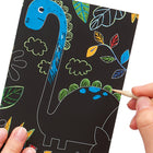 OOLY Mini Scratch and Scribble Dinosaur Days Kit d'illustrations guidées-Le kit comprend 4 cartes à gratter illustrées différentes (4 x 6 pouces), 2 cartes à gratter arc-en-ciel (4 x 6 pouces) et 1 outil à gratter en bois